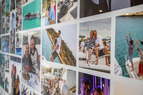 Fotocollage an einer Wand mit Erinnerungsfotos vergangener Boots- und Fahrtrainings