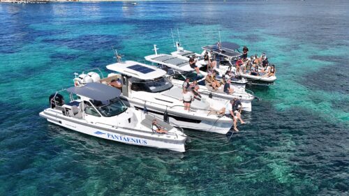 Luftaufnahme der Trainingsflotte auf dem Mittelmeer, mehrere weisse Motorboote mit Teilnehmern, darunter ein Boot mit Pantaenius-Beschriftung